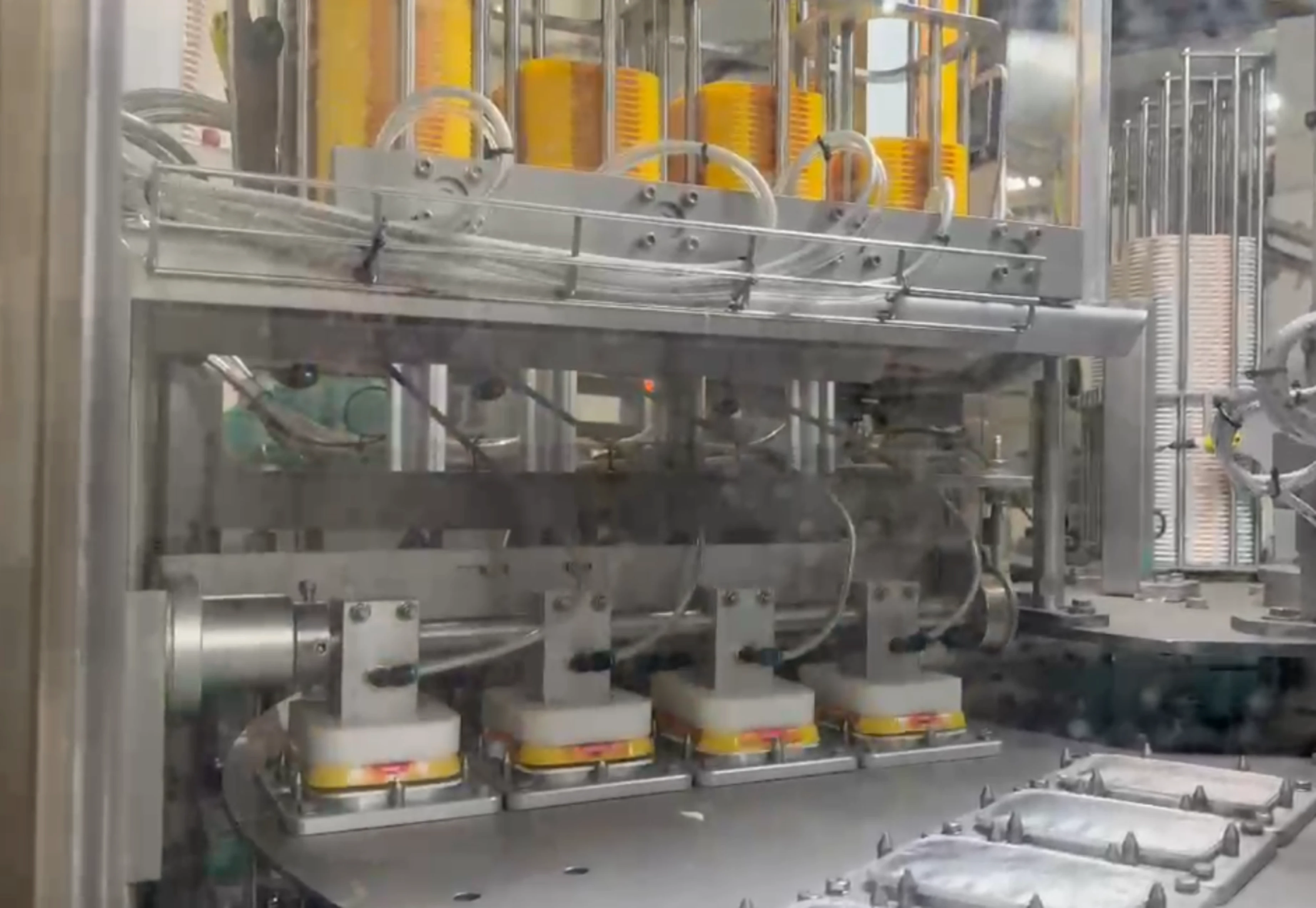 Sistema automático snap-on de aplicación de sobre-tapa